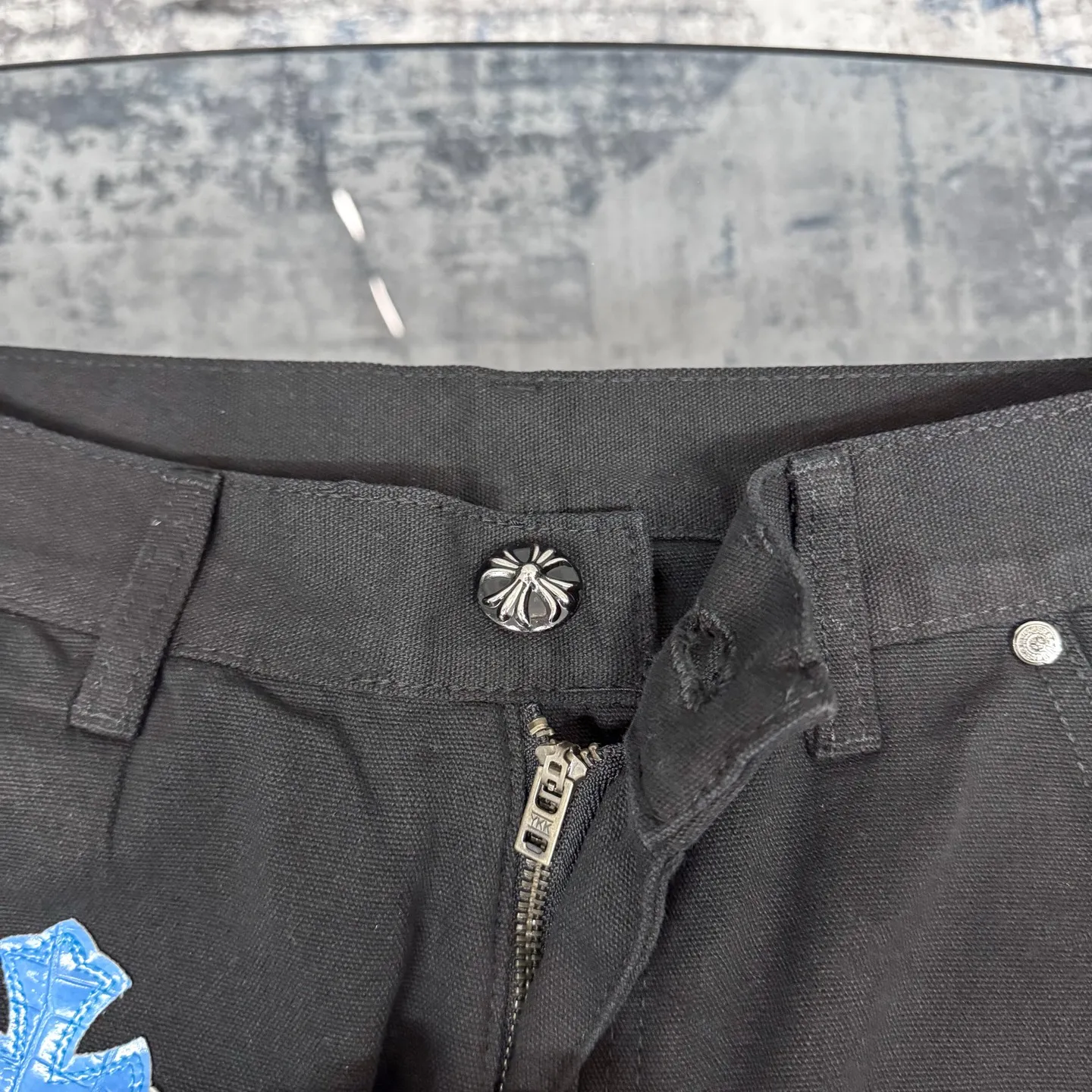 P280 Chrome Hearts/Chrome Hearts 25FW CH Workwear Logging Big Cross Leather Limited Edition Jeans (Black) Chrome Hearts are the most popular pants in color. Made of beaded canvas fabric, heavy washing makes the upper body of the fabric more textured and the pants are tall and straight! The three-dimensional cutting of the whole trousers is a masterpiece! The hardware is customized by zp. The beaded canvas fabric is thick and soft after being washed. It has good breathability. Customized small leather label. Unique design. The details are simple and elegant, and the workmanship is exquisite. The whole trousers are neatly routed and the details are in place! It’s so cool that both men and women can easily control the genderless trend!  Color: black Size: 28/30/32/34/36 Waist: 69/74/79/84/89 Knee: 50/51.5/53/54.5/56 Pants length: 102/104/106/108/110